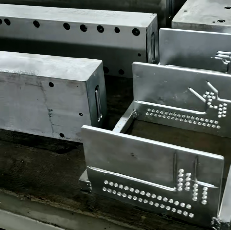 拉擠模具出口冒煙冒料咋回事？